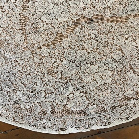 Vintage Lace Round Tablecloth 65" diameter - Picture 2 of 3